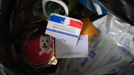 Une carte d'électeur déchirée et jetée aux poubelles, le 28 juin 2020, à Paris. (GEORGES GONON-GUILLERMAS / HANS LUCAS / AFP)