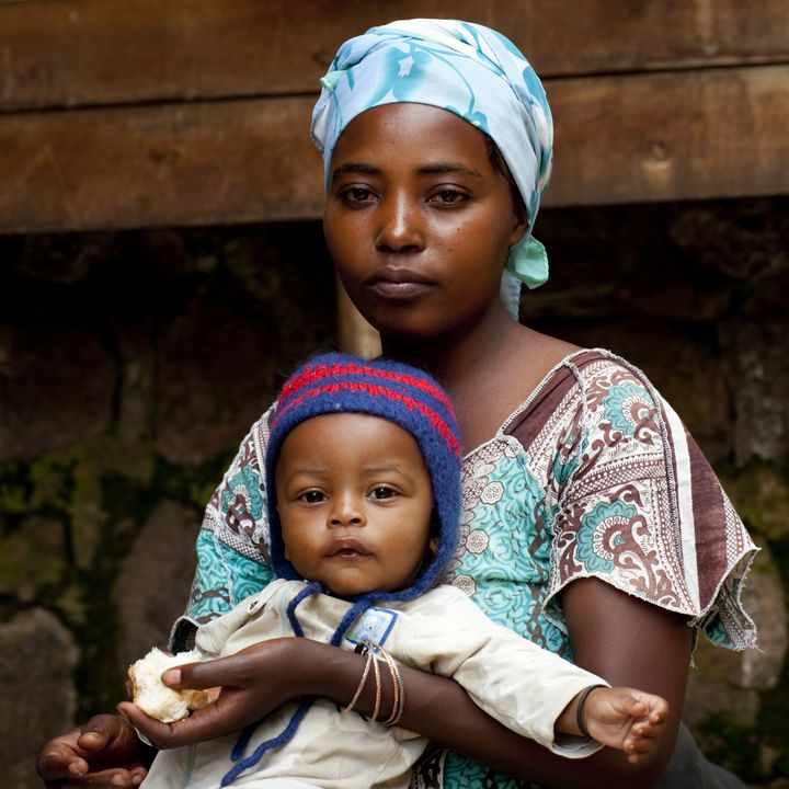 Jeune mère rwandaise et son enfant à Kigali le 21 mars 2010 (AFP - ERIC LAFFORGUE / HANS LUCAS)