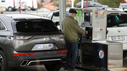 Illustration d'un automobiliste faisant le plein de carburant dans une station essence de Ciboure (Pyrénées-Atlantiques), en janvier 2022. (GAIZKA IROZ / AFP)