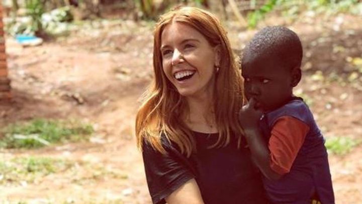 La présentatrice vedette de la télévision britannique Stacey Dolley lors du tournage&nbsp;pour l'émission Red Nose Day en Ouganda en 2019. (Sky News)