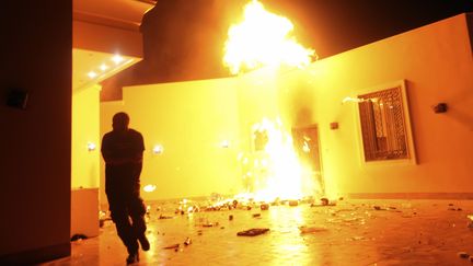 Le consulat am&eacute;ricain &agrave; Benghazi (Libye) en feu apr&egrave;s avoir &eacute;t&eacute; attaqu&eacute; par un groupe arm&eacute;, le 11 septembre 2012. (ESAM AL-FETORI / REUTERS)