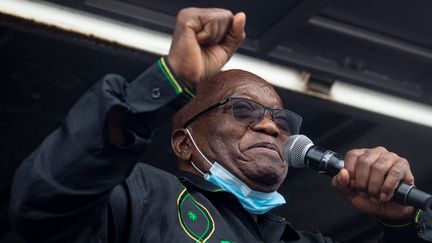 L'ancien président sud-africain Jacob Zuma s'adresse à ses partisans à Nkanda, en Afrique du Sud, le 4 juillet 2021. Englué dans les scandales de corruption, il vient de se constituer prisonnier.&nbsp; (EMMANUEL CROSET / AFP)