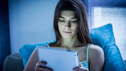 Une lectrice lit un livre numérique sur une tablette
 (GARO / Phanie)