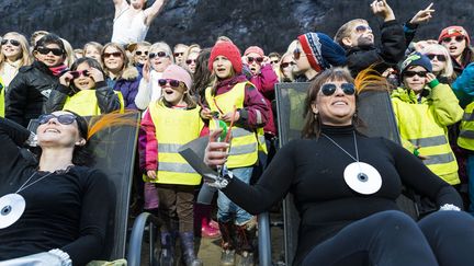 Des habitants du village de Rjukan (Norv&egrave;ge) profitent de leurs premiers rayons de soleil&nbsp;hivernaux gr&acirc;ce &agrave; l'installation de miroirs g&eacute;ants autour du village, le 30 octobre 2013. (KRISTER SOERBOE / AFP)