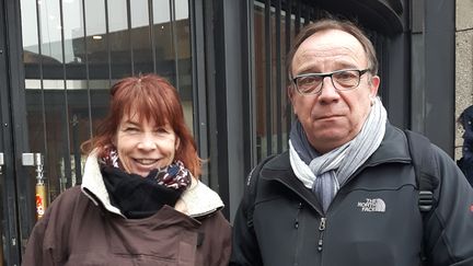 Arnaud et Martine Moujol ont géré&nbsp;un magasin la Halle aux chaussures pendant 30 ans près de La Rochelle. (Isabelle Raymond / franceinfo)