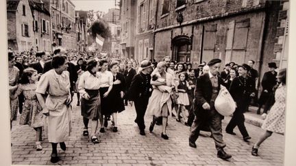 Elle l'a &eacute;galement &eacute;t&eacute; &agrave; la Lib&eacute;ration. Les photos de Robert Capa (photo) et les films tourn&eacute;s &agrave; l'&eacute;poque laissent sans voix face &agrave; la haine autour des femmes tondues pour avoir eu des relations avec des Allemands. (ELODIE DROUARD / FTVI)