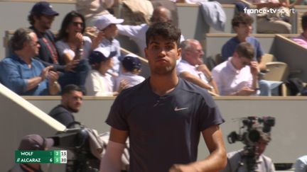 Carlos Alcaraz surclasse ce deuxième set et remporte un gros échange malgré une bonne défense de l'Américain JJ Wolf.