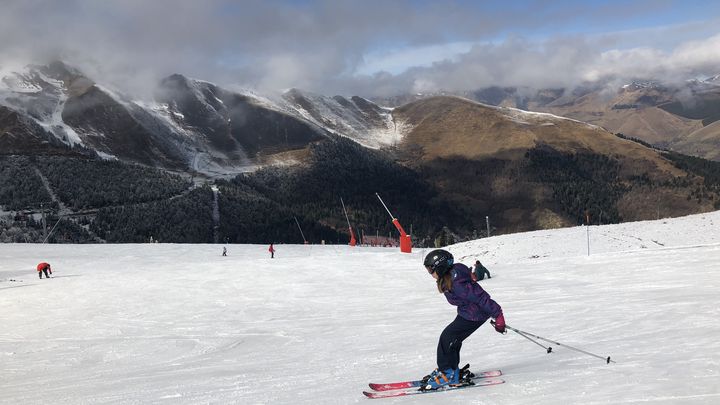 Une skieuse à Superbagnères (Haute-Garonne), le 18 février 2020. (THOMAS BAIETTO / FRANCEINFO)