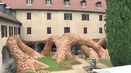 "Ecorcée", l'oeuvre de Simon Augade dans le cloître du Musée dauphinois. (France 3 Alpes)