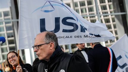 Ludovic Friat, président de l'USM, principal syndicat de magistrats de l'ordre judiciaire français., lors d'une manifestation le 22 novembre 2022 à Paris. (TERESA SUAREZ / EPA / VIA MAXPPP)