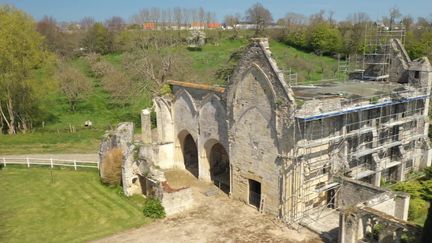 Les travaux de l'Abbaye Sainte-Marie de Longues-sur-Mer ont débuté (France 3 Normandie)