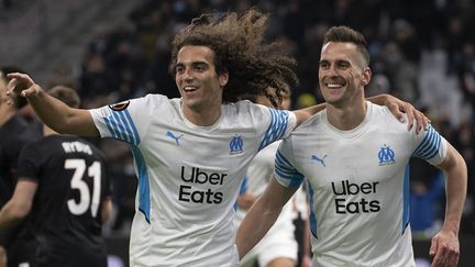 Les Marseillais Matteo Guendouzi et Arkadiusz Milik célèbrent lors de la rencontre de Ligue Europa contre le Lokomotiv Moscou, jeudi 9 décembre. (CHRISTOPHE SIMON / AFP)