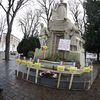 Des "gilets jaunes" défilent devant le monument aux morts de Lens (Pas-de-Calais), le 30 décembre 2018. (LUDOVIC MAILLARD / PHOTO PQR / VOIX DU NORD / MAXPPP)