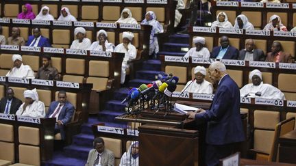 Le ministre soudanais de la Justice, Mohamed Ahmed Salem, s'est adressé au parlement de Khartoum, le 6 mars 2019, alors que les législateurs discutaient de l'état d'urgence imposé par le président pour apaiser les manifestations antigouvernementales. (ASHRAF SHAZLY / AFP)