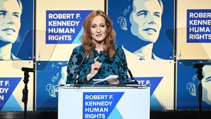 JK Rowling recevant le prix le Ripple of Hope de l'organisation&nbsp;Robert F. Kennedy à New York, le 12 décembre 2019.&nbsp; (MIKE PONT / GETTY IMAGES NORTH AMERICA)