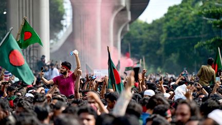 Des manifestants antigouvernementaux à Dacca, la capitale du Bangladesh, le 5 août 2024. (MUNIR UZ ZAMAN / AFP)