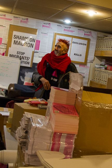 Frédéric Navarro dans les locaux d'Act-Up Paris, le 30 novembre 2017. (ELODIE DROUARD / FRANCEINFO)