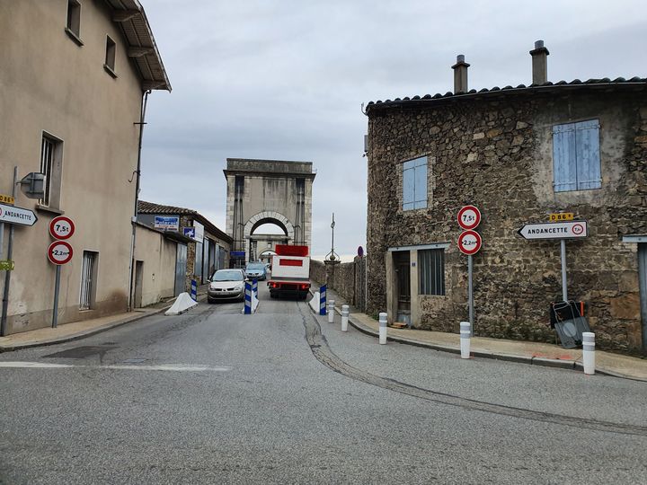 Des glissières ont été installées avant l'entrée du pont, des deux côtés, interdisant aux poids-lourds de passer. (LAURIANE DELANOË / RADIO FRANCE)