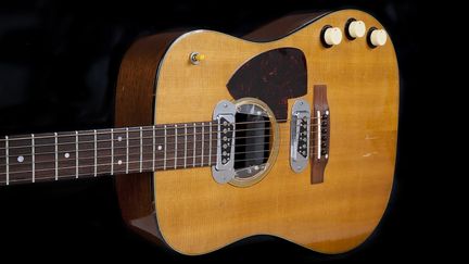 La guitare semi-acoustique D-18E fabriquée par le luthier américain Martin, utilisé par Kurt Cobain pour le concert&nbsp;Unplugged&nbsp;de Nirvana en 1993,&nbsp; vendue&nbsp; pour 6 millions de dollars, un record pour une guitare. (HANDOUT / JULIEN'S AUCTIONS)