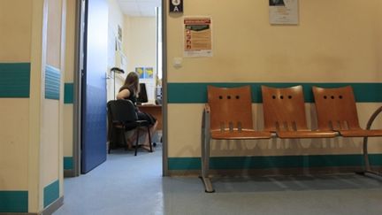 Une patiente à l'Institut Alfred Fournier où se trouve un centre de planification et d'éducation familiale, à Paris (AFP PHOTO / JACQUES DEMARTHON)