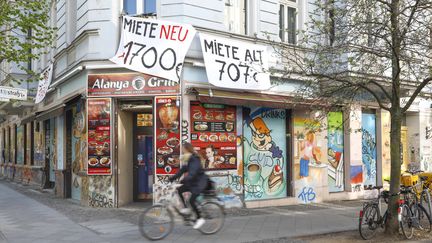 A Berlin, certains locataires ont accroché des banderoles à leurs balcons&nbsp;pour dénoncer l'augmentation des prix des loyers dans la capitale allemande. (JOCHEN ECKEL / PICTURE ALLIANCE)