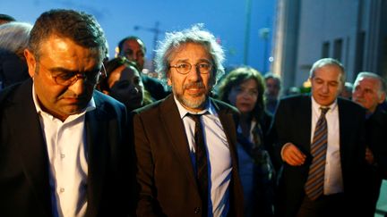 Can Dündar, rédacteur en chef d'un journal d'opposition, sort du tribunal d'Istanbul, le 6 mai 2016. (OSMAN ORSAL / REUTERS)