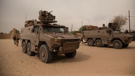 Des véhicules de soldats français à Tombouctou (Mali), le 14 décmebre 2021. (FLORENT VERGNES / AFP)