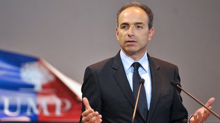 Le pr&eacute;sident de l'UMP, Jean-Fran&ccedil;ois Cop&eacute;, lors d'un meeting le 23 avril 2013 au Coudray-Montceaux (Essonne).&nbsp; (PIERRE ANDRIEU / AFP)