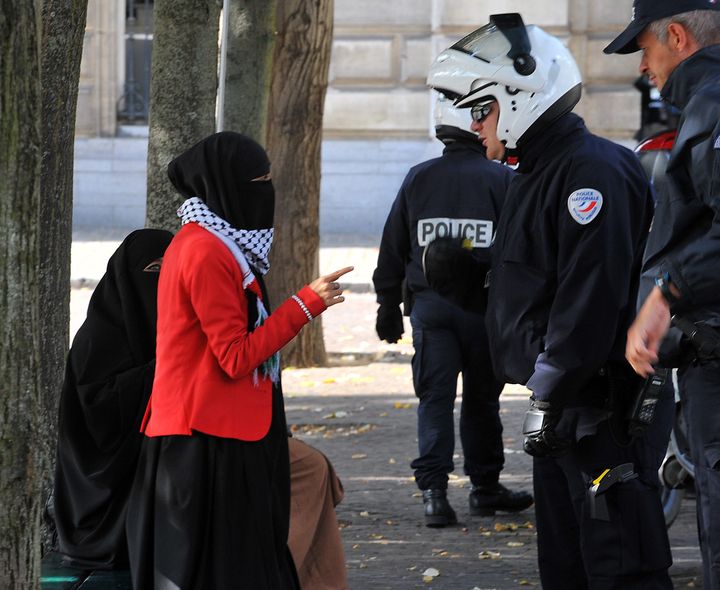 A Lille, quelques personnes ont tent&eacute; de manifester samedi 22 septembre contre le film anti-islam "L'innoncence des musulmans" et les caricatures de Mahomet. (PIERRE LE MASSON / MAXPPP)