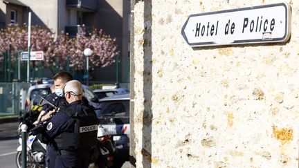 Des policiers à proximité du commissariat de Rambouillet, là où a eu lieu l'attaque vendredi. (IAN LANGSDON / EPA)