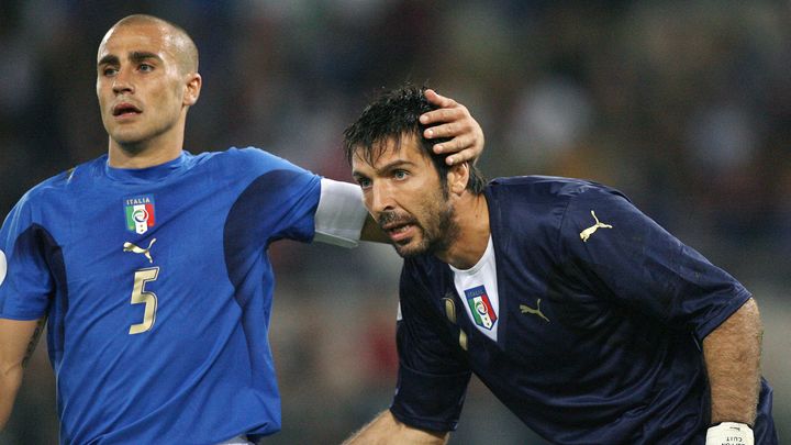 Gianluigi Buffon aux côtés de Fabio Cannavaro lors d'un match contre l'Ukraine, le 7 octobre 2006 à Rome. (ALBERTO PIZZOLI / AFP)