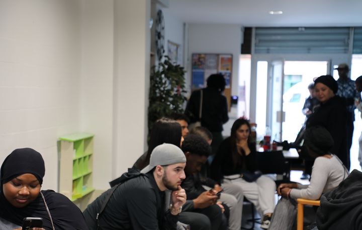 Les participants discutent en petits groupes, lors d'un atelier sur les relations police-population, à Romainville (Seine-Saint-Denis), le 14 juin 2024. (CLARA LAINE / FRANCEINFO)