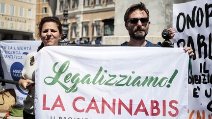 &nbsp; (A Rome, des Italiens manifestent pour la légalisation du cannabis, débattue au Parlement © MAXPPP / Riccardo Antimiani)