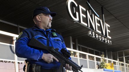 Un&nbsp;policier suisse devant l'aéroport de Genève (Suisse) le 12 décembre 2015. (RICHARD JUILLIART / AFP)