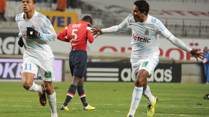 Lo&iuml;c R&eacute;my marque pour l'OM face &agrave; Lille, mais c'est son &eacute;quipier Brandao qui a l'air le plus content, le 15 f&eacute;vrier 2012. (GERARD JULIEN / AFP)