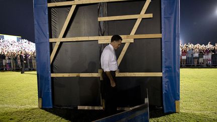 J-10 #TEAMROMNEY Le candidat r&eacute;publicain Mitt Romney s'appr&ecirc;te &agrave; monter sur la sc&egrave;ne pour son meeting &agrave; Land O'Lake (Floride), le 27 octobre 2012. (EMMANUEL DUNAND / AFP)