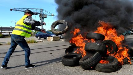 Des grévistes bloquent les accès au quartier industriel de&nbsp;Saint-Nazaire (Loire-Atlantique), pour protester contre la loi Travail, le 24 mai 2016. (MAXPPP)