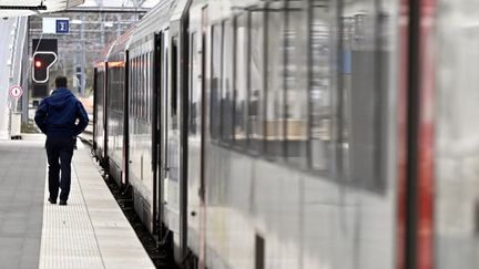 Un train de la SNCB en gare de Mons (Belgique), le 18 décembre 2024 (ERIC LALMAND / BELGA MAG)