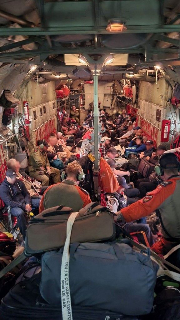 Des habitants de Forth Smith, village du nord-ouest du Canada, en train d'être évacués face aux feux de forêt, le 14 août 2023. (CANADIAN ARMED FORCES / AFP)