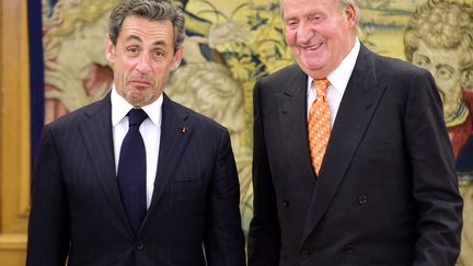 L'anvien pr&eacute;sident fran&ccedil;ais Nicolas Sarkozy&nbsp;(G) pose en compagnie du roi espagnol Juan Carlos &agrave; Madrid (Espagne), le 27 mai 2014. (GERARD JULIEN / AFP)