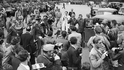 Paris, le 8 septembre 1944 : le généraux Dwight Eisenhower et Pierre Koenig s'apprêtent à descendre les Champs-Elysées sous l'oeil des photographes et des journalistes. Le cliché est pris par un photographe pigiste de l'AFP, agence nouvellement créée.
 (AFP)