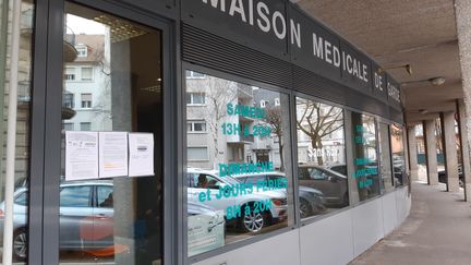 Un cabinet médical&nbsp;à Mulhouse, dans le département du Haut-Rhin où le coronavirus&nbsp;circule avec beaucoup d'intensité. (JEROME JADOT / RADIO FRANCE)