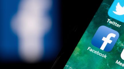 L'icône de l'application Facebook sur un smartphone, en Allemagne, le 31 mai 2018. (FABIAN SOMMER / DPA / AFP)