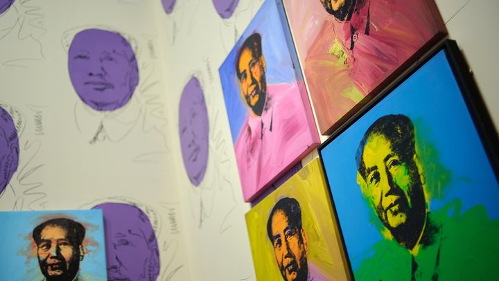 Portraits de Mao Zedong peints par Andy Warhol. (OLIVIER LABAN-MATTEI / AFP)