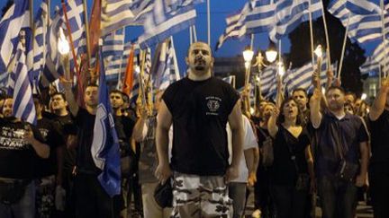 Membres et sympathisants d'Aube dorée, parti néonazi grec, à Athènes le 29 mai 2013. (AFP -STR)