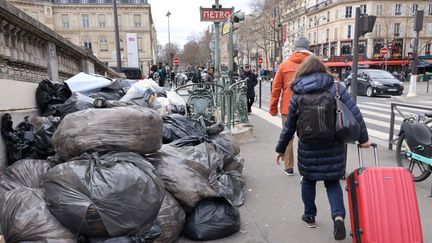 Grève des éboueurs et difficultés de transport, à Paris le 11 mars 2023 (DELPHINE GOLDSZTEJN / MAXPPP)