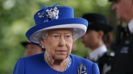 Le reine Elizabeth en visite, le 16 juin 2017, à la tour Grenfell à Londres (Royaume-Uni), où a eu lie un gigantesque incendie. (DANIEL LEAL-OLIVAS / AFP)