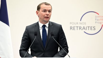 Le ministre du travail Olivier Dussopt en conférence de presse à Paris sur le projet de réforme des retraites, le 10 janvier 2023. (BERTRAND GUAY / POOL / AFP POOL)