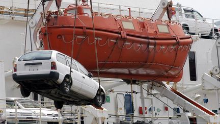 Une voiture d'occasion japonaise débarquée dans le port de Vladivostok, à l'est de la Russie, en 2005 (image d'illustration). (GENNADY SHISHKIN / AFP)