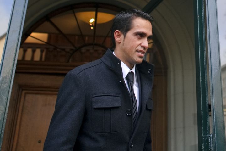 Le coureur cycliste espagnol Alberto Contador sort du Tribunal arbitral du sport, le 24 novembre 2011, &agrave; Lausanne (Suisse). (FABRICE COFFRINI / AFP)